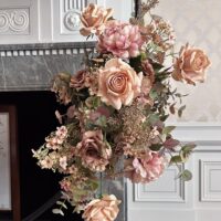Bruiloft decoratie met zijde bloemen