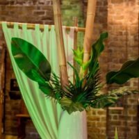 Bruiloft ceremonie met zijde bloemen