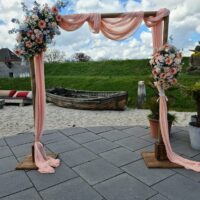 Bruiloftstyling-Trouw prielen en backdrop