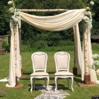 Bruidspaar stoelen in de tuin