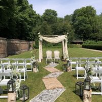 Bruiloftdecoratie in de tuin