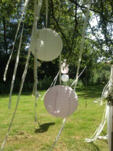 Bruiloft versiering voor in de tuin
