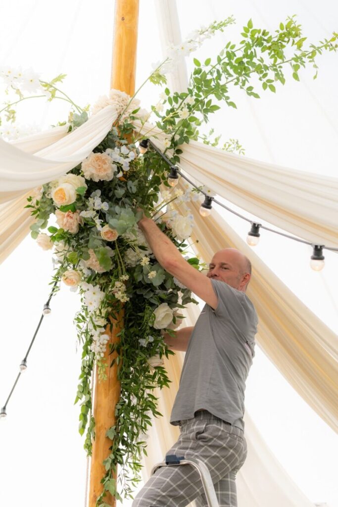 Bruiloftstyling met zijde bloemen